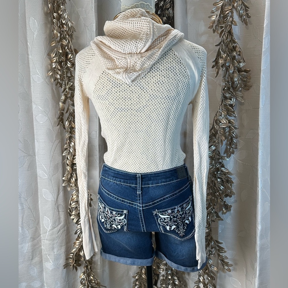Love Indigo Women’s Size 6 Blue Denim Shorts Embroidered Pockets cuff Hem casual